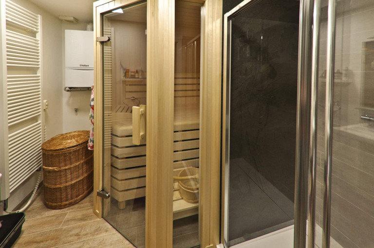 Finská sauna vs infrasauna - která sauna je pro mě lepší? 